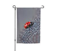 Ce drapeau de jardin à motif de coccinelles est la bienvenue aux invités dans votre maison avec un style unique. Parfait pour n'importe quelle terrasse, patio, porche ou véranda et fait de charmantes