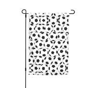 Ce drapeau de jardin imprimé ballon de football noir et blanc est la bienvenue aux invités dans votre maison avec un style unique. Parfait pour toute terrasse, patio, porche ou véranda et faites de