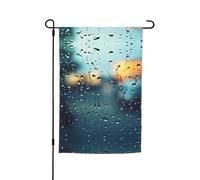 Ce drapeau de jardin imprimé gouttes de pluie sur verre est la bienvenue aux invités dans votre maison avec une touche unique. Parfait pour n'importe quelle terrasse, patio, porche ou véranda et fait