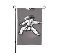 Ce drapeau de jardin imprimé Karate-Highkick-Icon est la bienvenue aux invités dans votre maison avec un style unique. Parfait pour n'importe quelle terrasse, patio, porche ou véranda et fait de