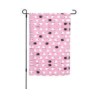 Ce drapeau de jardin imprimé mouton blanc sur fond rose est la bienvenue aux invités dans votre maison avec une touche unique. Parfait pour n'importe quelle terrasse, patio, porche ou véranda et fait