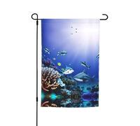 Ce drapeau de jardin imprimé requin nageant sous la mer est la bienvenue aux invités dans votre maison avec unique. Parfait pour n'importe quelle terrasse, patio, porche ou véranda et fait de
