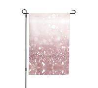 Ce drapeau de jardin rose à paillettes est la bienvenue aux invités dans votre maison avec un style unique. Parfait pour n'importe quelle terrasse, patio, porche ou véranda et fait de charmantes