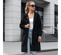 Ce long manteau à capuche pour femme présente une coupe simple et arrive à mi-cuisse. Il est doté d'une taille ajustable, de poches, est léger, sans boutons et offre une coupe décontractée grâce à son