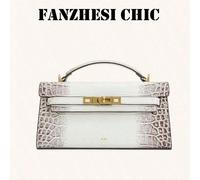 Ce nouveau sac à main de mode 2026 avec motif crocodile gaufré est minimaliste et élégant, doté d'une poignée supérieure et d'un verrou tournant. Il possède un intérieur spacieux, un design innovant e