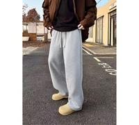 Ce pantalon de jogging décontracté pour hommes présente une coupe ample et droite avec un doublure en molleton pour le confort et le tombé. Convenant aussi bien pour le port en intérieur qu'en extérie