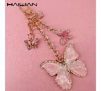 Ce pendentif en chaîne métallique est fabriqué en alliage, avec un design en forme de papillon. Il existe différents styles disponibles, notamment le papillon dégradé, le papillon perle et le papillon