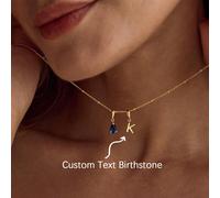 Ce pendentif minimaliste et élégant en forme de goutte d'eau est serti de douze pierres de naissance et assorti à une lettre anglaise, le tout en acier inoxydable. Ce collier personnalisable avec lett
