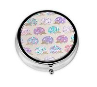 Ce petit pilulier rond à pois est un organisateur de médicaments de voyage portable avec trois compartiments pour stocker des médicaments quotidiens.