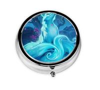 Ce petit pilulier rond à trois compartiments Blue Fox est parfait pour stocker des médicaments quotidiens, des vitamines et en déplacement.