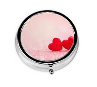 Ce petit pilulier rond en forme de cœur rouge est un organisateur de médicaments de voyage portable avec trois compartiments pour ranger les médicaments quotidiens.