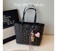 Ce petit sac à main noir et raffiné avec motif floral est spécialement conçu pour les filles, avec un grand attrait esthétique. Le corps du sac est décoré d'accessoires en métal avec lettres, utilise 