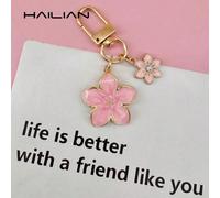 Ce porte-clés léger et élégant en forme de sakura est fabriqué en alliage, conçu spécifiquement pour les femmes et présente une décoration suspendue à 6 pétales de sakura. C'est un accessoire de voyag