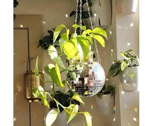 Ce pot de fleurs suspendu en boule à facettes miroir présente un style bohème polyvalent, parfait pour être exposé dans le salon, sur un balcon ou sur un rebord de fenêtre - un excellent ajout à la dé