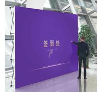 Ce présentoir Pliable et Robuste est idéal pour Les événements de vendeurs. Il Comprend Un Fond de scène tendu pour Salon Professionnel et Un Support pour bannière Pliable.