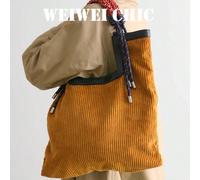 Ce sac à bandoulière à la mode et abordable est doté d'une fermeture à pression magnétique et d'une conception de sangle unique, ce qui permet de le porter à l'épaule ou de le tenir à la main, en en f