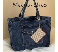 Ce sac à bandoulière en jean vintage est à la fois spacieux et à la mode, et peut être utilisé comme sac à main ou cabas. Il peut être porté à l'épaule ou tenu à la main, et est livré avec un porte-mo