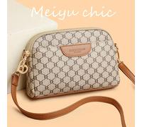 Ce sac à bandoulière pour femme est à la fois et classique, avec un motif de lettre à la surface. C'est un sac carré à plusieurs compartiments qui allie le chic rétro, l'élégance du sac à main et le s