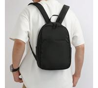 Ce sac à dos en nylon pour hommes est à la mode et polyvalent, avec un design noir simple qui est décontracté et convient à un usage quotidien, comme un sac à dos, un sac d'école ou un sac de sport. I