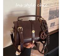 Ce sac à main carré classique et de marque est doté de boucles métalliques, de sangles d'épaule réglables, d'un matériau et d'un design à rabat, avec une décoration pendentif chat biscuit. Il convient