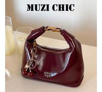 Ce sac à main élégant et minimaliste est orné de motifs de lettres et de charmants pendentifs de cerises exquis. Il peut contenir divers articles, y compris des cosmétiques, des rouges à lèvres, des c