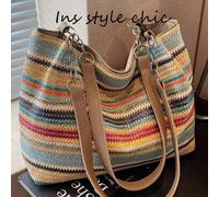 Ce sac à main en paille rayé arc-en-ciel à la mode présente un intérieur spacieux et un design de sac à bandoulière tressé, dégageant une forte ambiance de vacances. Il est parfait pour les jeunes fem