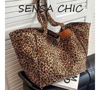 Ce sac à main/épaule élégant et classique est spacieux et peut être utilisé de deux manières. C'est un sac sportif sexy et décontracté avec un imprimé léopard, parfait pour les voyages, les courses, l