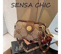 Ce sac à main kaki est à la mode et polyvalent, conçu spécifiquement pour les femmes. Il présente un motif imprimé sur toute la surface et est décoré de pendentifs en perle et de cerises rouges. Le sa