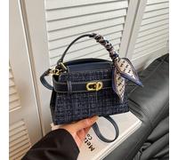 Ce sac à main moderne pour femme est caractérisé par un tissu inspiré du bleu marine. C'est un sac à bandoulière élégant et sophistiqué avec une conception de sangle métallique. Dans un nouveau style 