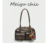 Ce sac bandoulière à la mode est fabriqué en matériau PU imperméable de couleur unie, décoré de motifs de lettres. Il comporte plusieurs poches et peut être utilisé comme un sac pochette ou sac à épau