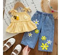 Ce set de 2 pièces pour bébé fille est décontracté, simple, confortable et mignon. Il comprend un débardeur en tissu texturé et des pantalons droits avec des patchs ornés, parfait pour le printemps et