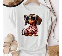 Ce t-shirt à manches courtes et col rond, de couleur unie et ajusté, pour femme, arbore un teckel cartoon portant des lunettes de soleil à imprimé léopard et un pull rose à imprimé léopard. Son style