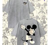 Ce t-shirt à manches courtes, sous licence officielle Disney, arbore un imprimé Mickey Mouse au dos et un design stylé. Confectionné en pur coton doux et respirant, il est le cadeau idéal pour les fan