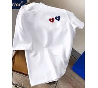 Ce T-shirt présente un graphique "Cœur de paroles" proéminent sur la poitrine dans des tons rouge et bleu audacieux. Un T-shirt blanc à manches courtes avec un imprimé double cœur blocs de couleurs de
