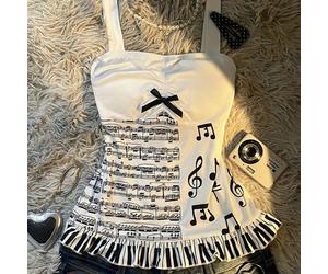 Ce Top court ajusté de style Y2K, doux et adorable, est inspiré des contes de fées. Il est orné d'impressions de partitions musicales et de notes, ainsi que d'un nœud espiègle, mettant en valeur le ch