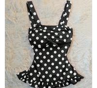 Ce Top court ajusté et décontracté dans un style de conte de fées Y2K pour femmes présente des pois et un joli nœud. C'est un look doux et innocent, parfait comme cadeau pour une amie ou pour un port 