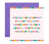 Central 23 Carte d'anniversaire amusante - « You May Be Older But Younger Than Me » - Texte coloré - Pour amis, sœur, frère, femme, homme - Vœux d'anniversaire humoristiques - Livré avec des