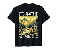 C'est encore environ un demi-mile, une aventure de randonnée, un randonneur et une montagne T-Shirt