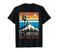 C'est encore un demi-mile de randonnée dans les montagnes vintage et rétro T-Shirt