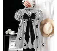 C'est une robe mignonne et décontractée pour les jeunes filles en noir. Elle présente un col avec une ouverture partielle à l'avant, et un design à manches courtes décoré d'un nœud. Idéal pour les fil