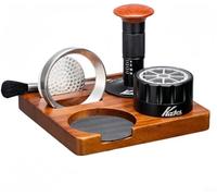 Cet ensemble comprend six accessoires pour espresso : une base de tampon en bois de noyer, un distributeur de café moulu en acier inoxydable, un entonnoir doseur en aluminium, une brosse de nettoyage