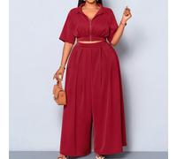 Cet ensemble deux pièces pour femmes grande taille se compose d'un Top de couleur unie élégant avec fermeture éclair avant, col classique et manches courtes, associé à un pantalon plissé à jambes larg