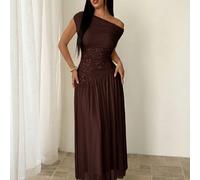 Cette nouvelle robe à épaules dénudées présente un design de broderie en maille à blocs de couleurs, un ourlet asymétrique et une silhouette ajustée extra-longue à haute élasticité. Élégante et romant