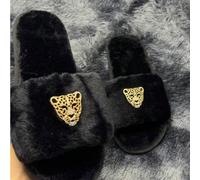 Cette pantoufle de maison présente un design imprimé léopard doré avec des ornements de strass, offrant confort et douceur. C'est un choix à la mode et polyvalent, convenant aussi bien à un usage inté