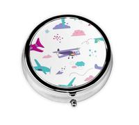 Cette petite boîte à pilules ronde imprimée en forme d'avion est un organisateur portable de pilules et de vitamines, parfait pour les poches, les sacs à main et les voyages.