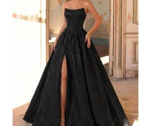 Cette robe élégante, romantique et stylée en jacquard bordeaux à dos nu et col montant en forme de A est parfaite pour des occasions telles que les cérémonies de remise des diplômes, les cérémonies d'