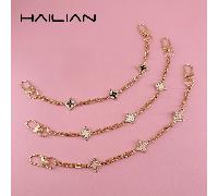 Cette sangle en alliage métallique présente un design de trèfle à quatre feuilles. Le trèfle à quatre feuilles symbolise la bonne chance, chaque feuille représentant les quatre choses que les gens dés