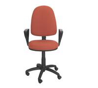 Chaise de bureau Aýna avec mécanisme Contact permanent de base, rembourrée de tissu marron. Équipée d'une base en polyamide noir, d'accoudoirs fixes et de roulettes en nylon de 50 mm.