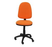 Chaise de bureau Aýna avec mécanisme Contact permanent de base, rembourrée de tissu orange. Équipée d'une base en polyamide noir, sans accoudoirs et de roulettes en nylon de 50 mm.
