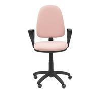 Chaise de bureau Aýna avec mécanisme Contact permanent de base, rembourrée de tissu rose pâle. Équipée d'une base en polyamide noir, d'accoudoirs fixes et de roulettes pour parquet